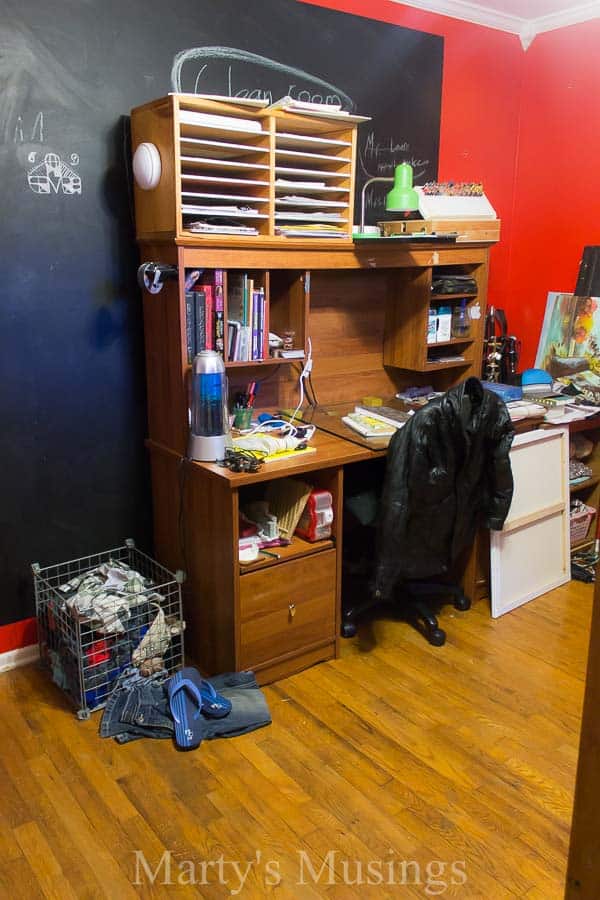 Uma sala de estar cheia de móveis e uma TV