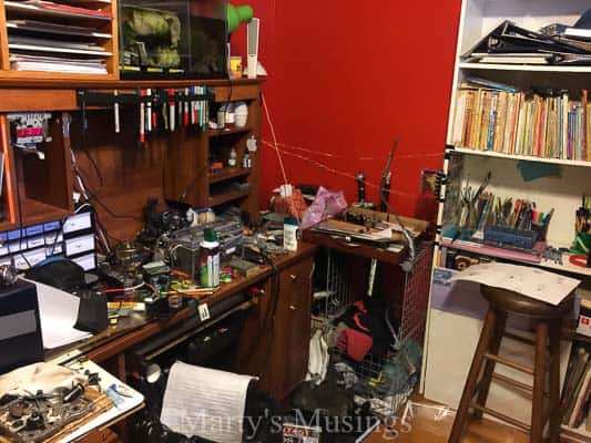 quarto extremamente bagunçado e desorganizado do filho adolescente