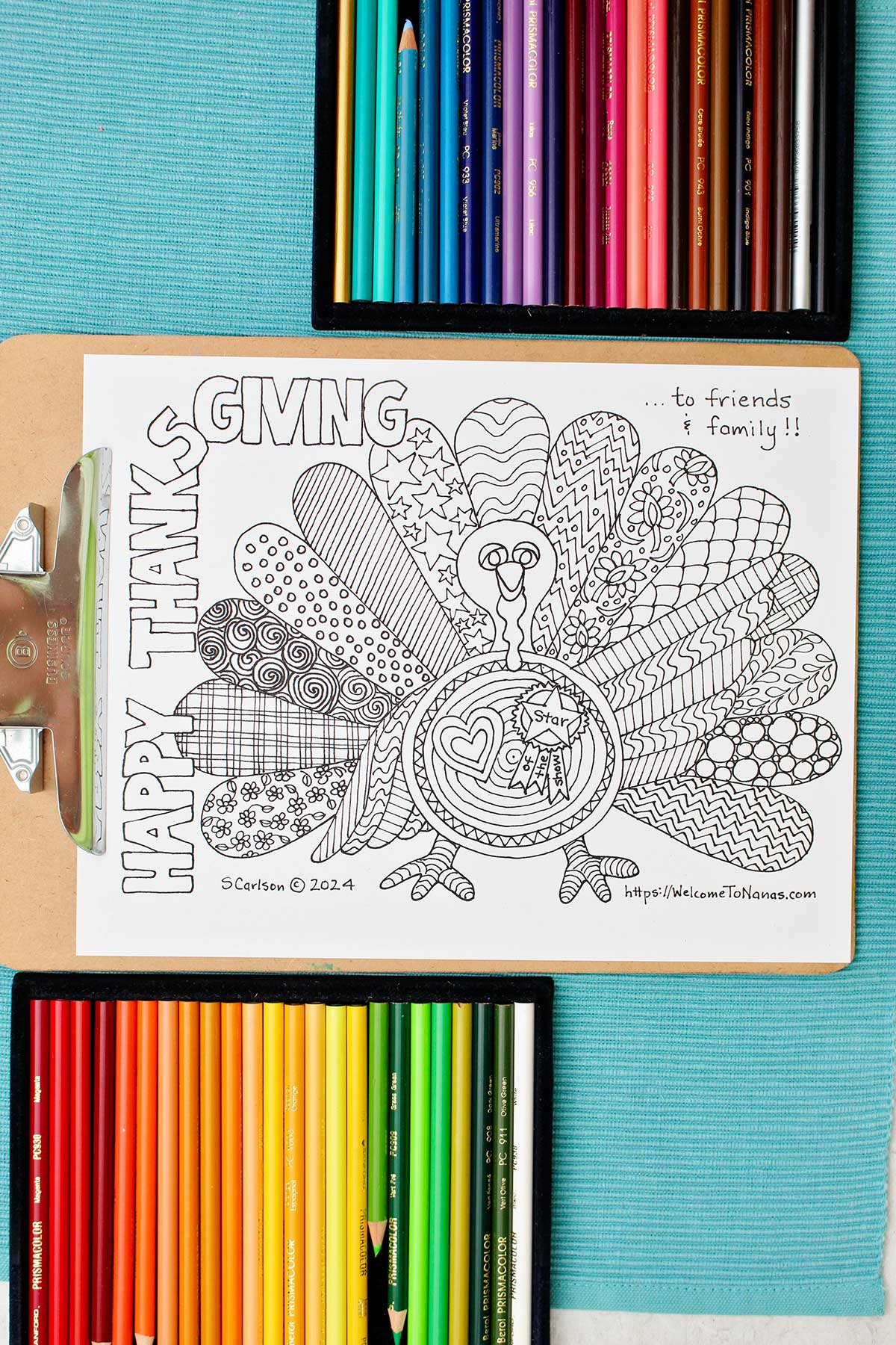 Página de colorir de Ação de Graças não colorida presa a uma prancheta com duas partes de lápis de cor próximos.