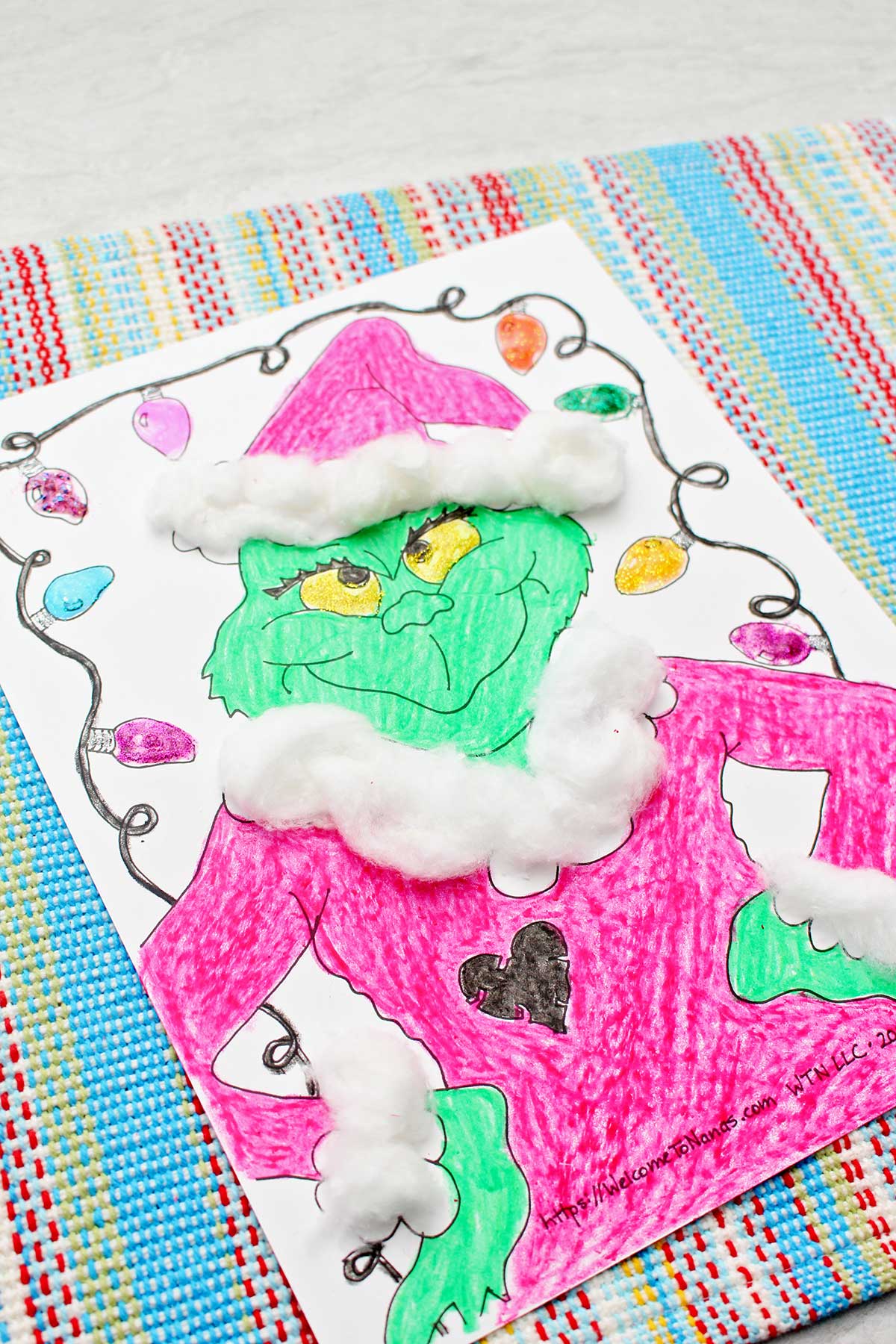 Close up de uma página de colorir do Grinch finalizada.