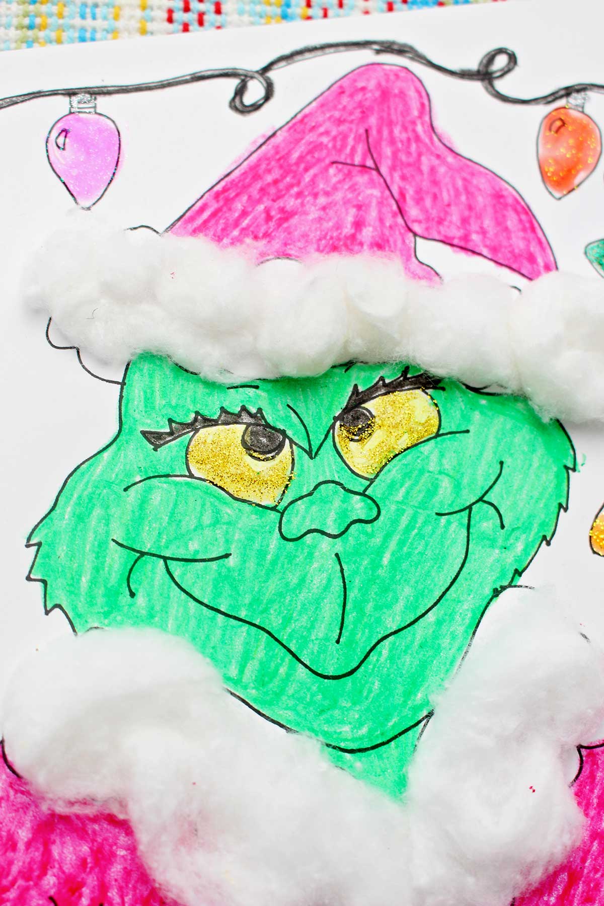 Close up de uma página de colorir do Grinch finalizada.
