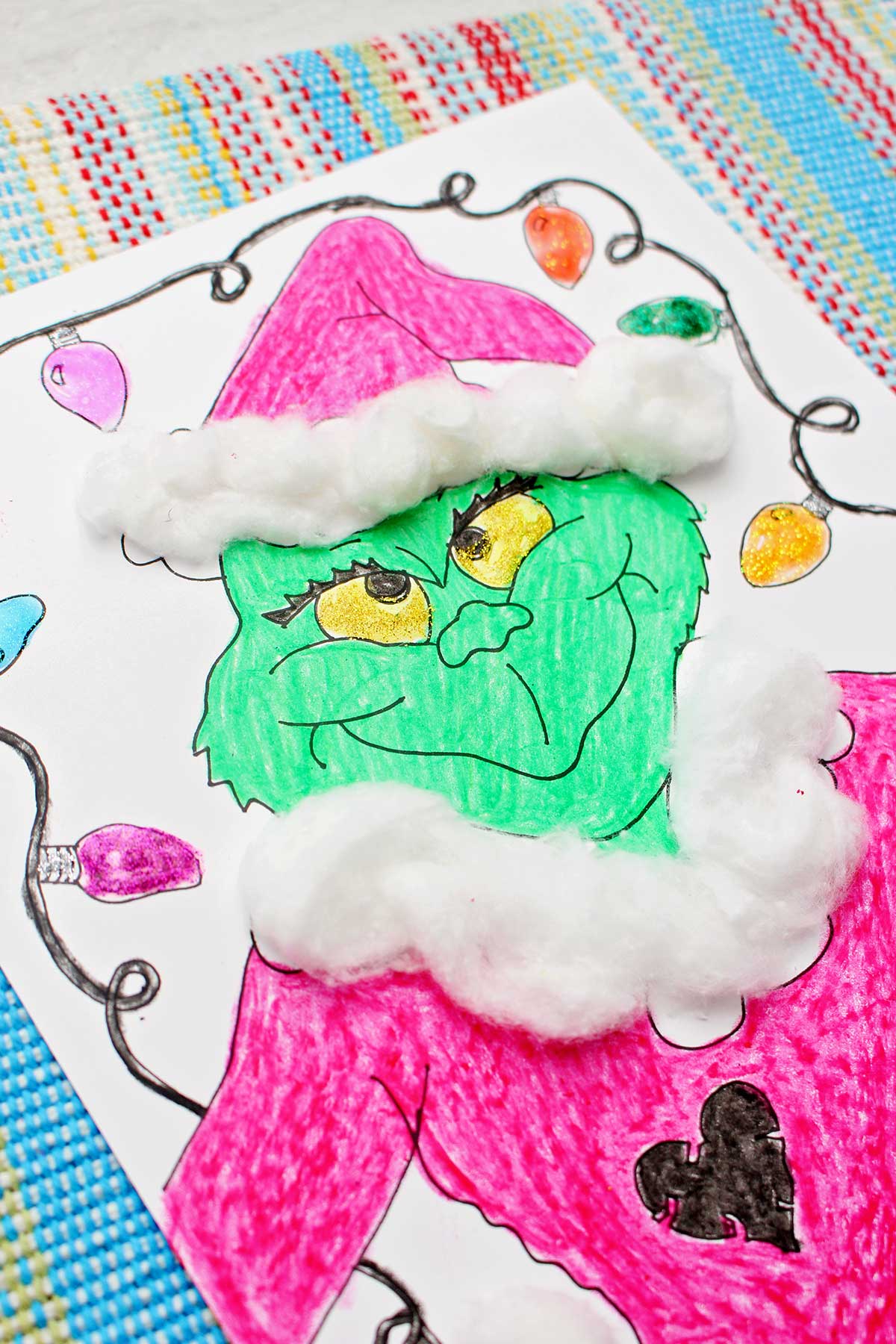Close up de uma página de colorir Grinch completa.