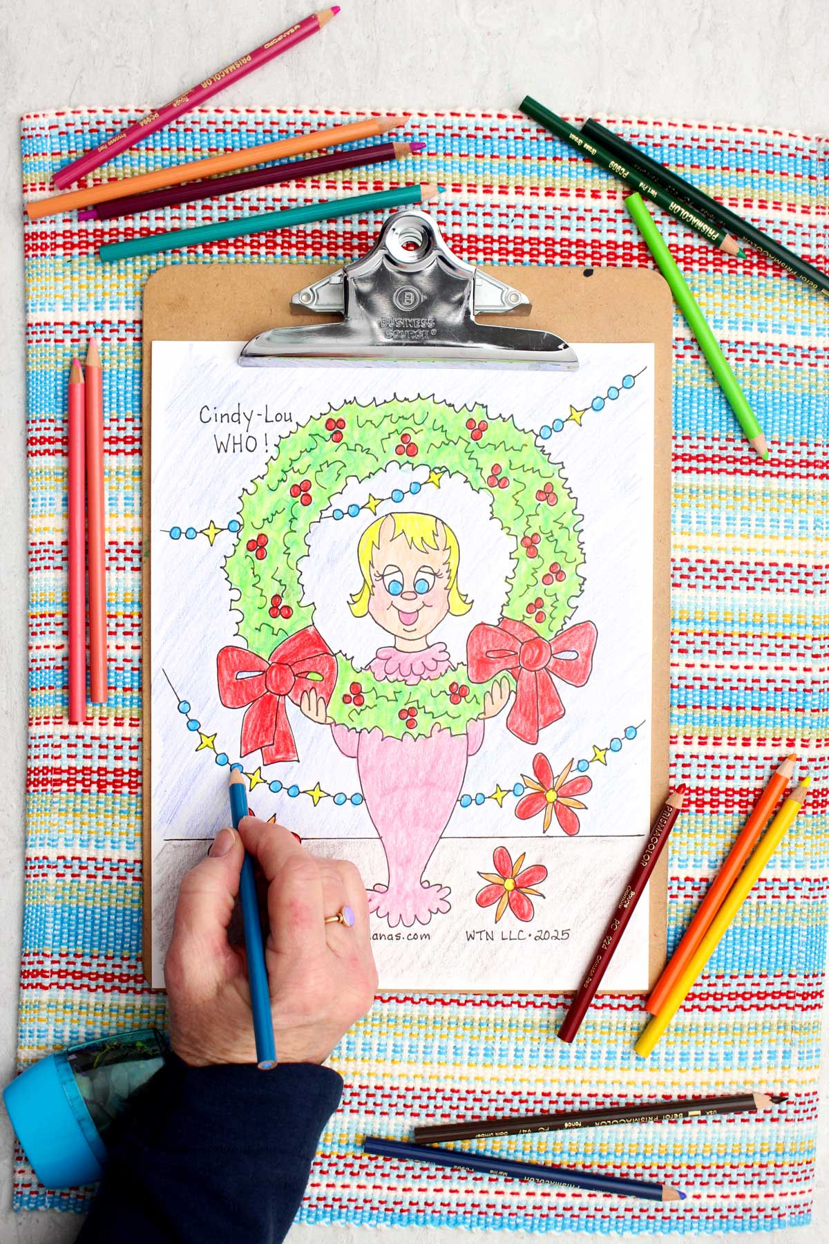 Uma página de colorir da Cindy Lou Who e uma guirlanda de Natal de Como o Grinch Roubou o Natal