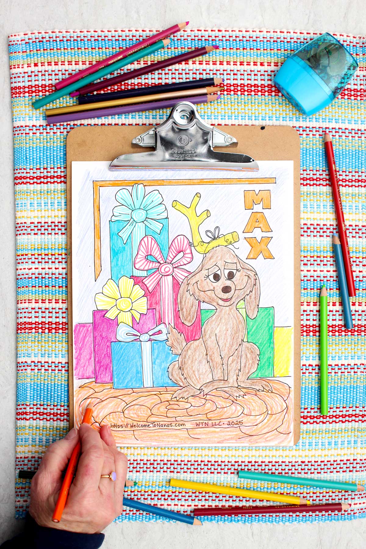 Uma página de colorir do Max, o cachorro, e alguns presentes de Natal de Como o Grinch Roubou o Natal