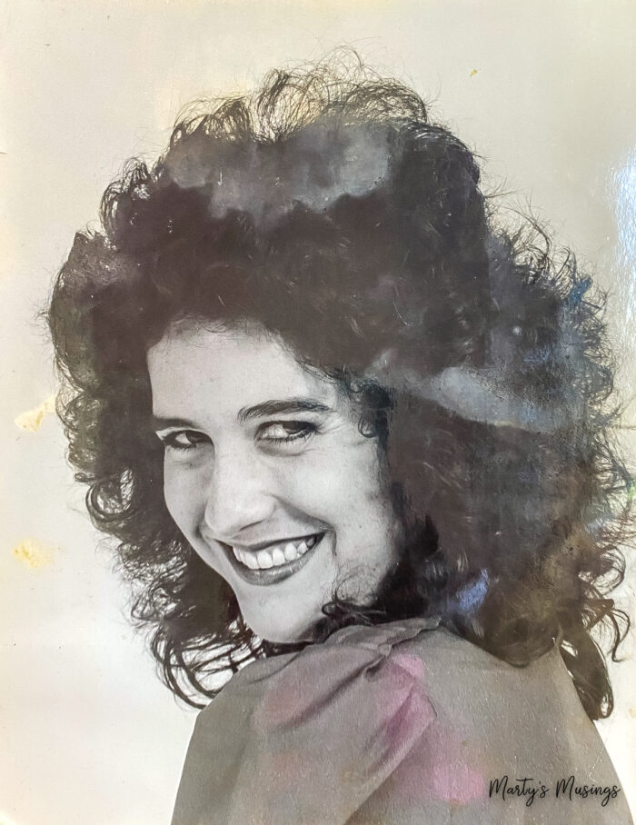 Foto antiga em preto e branco de uma menina com cabelo encaracolado