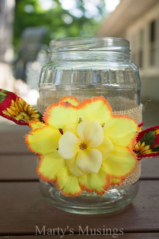 Um vaso de flores sobre uma mesa