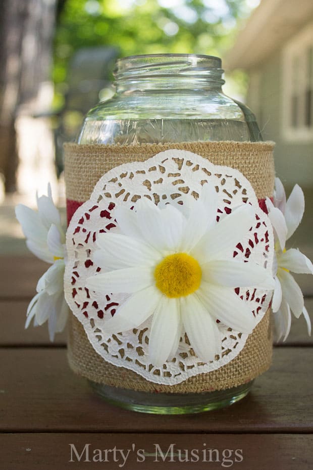 Um vaso de flores sobre uma mesa