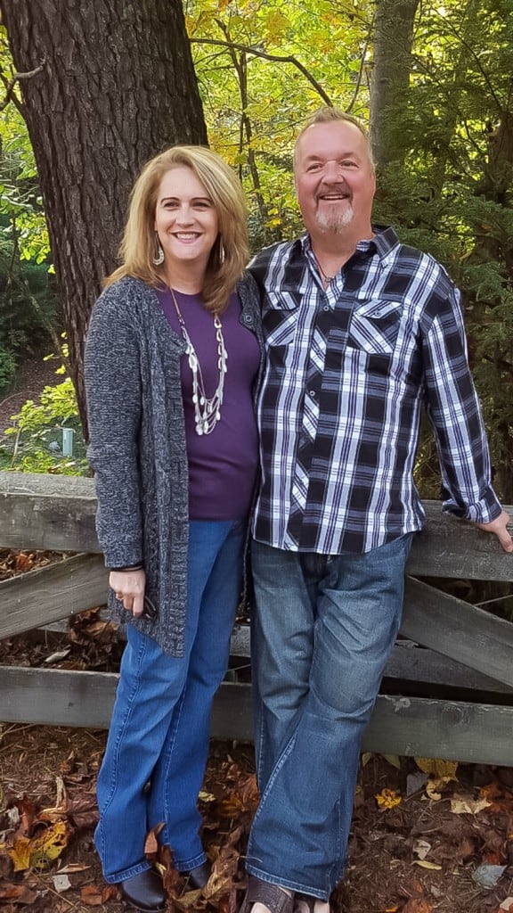 Um homem e uma mulher em um parque, com o Dia dos Namorados
