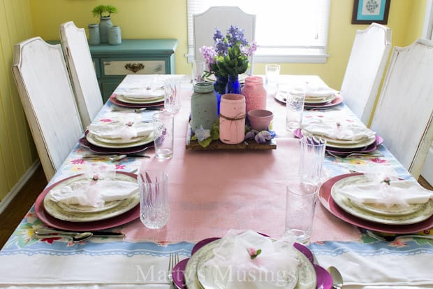 Uma mesa com um bolo