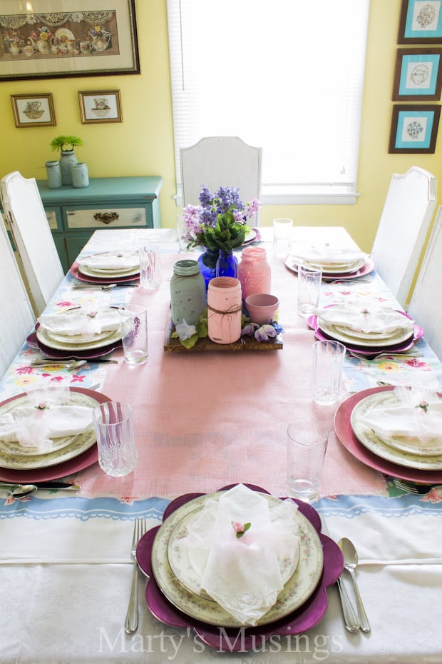 Uma mesa de jantar com um bolo em um prato, com festa e ambiente