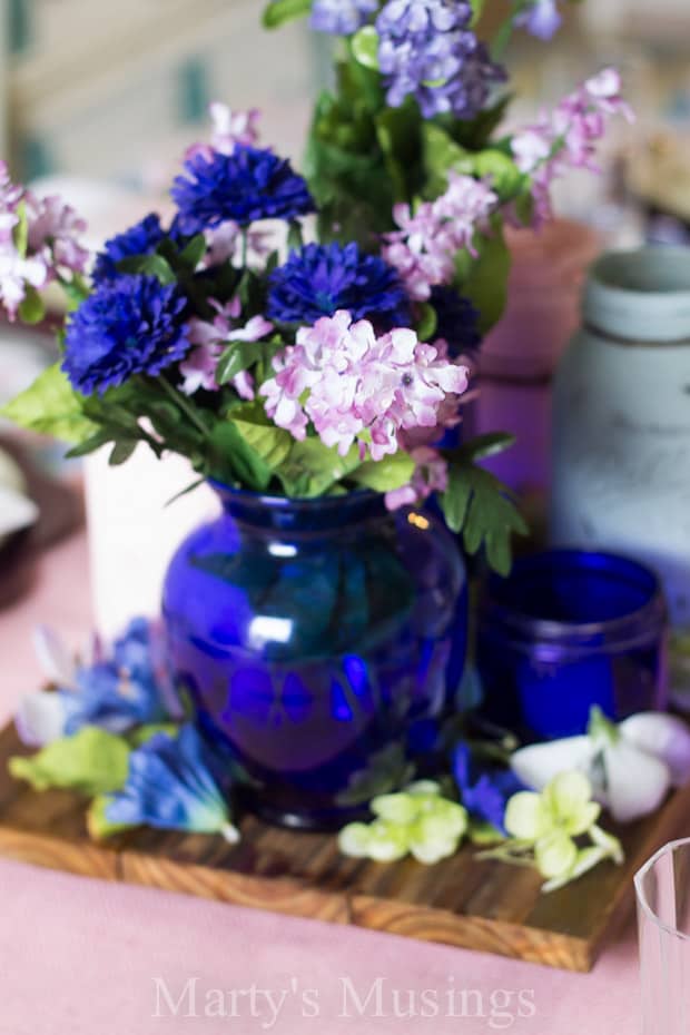 Um buquê de flores em um vaso sobre uma mesa