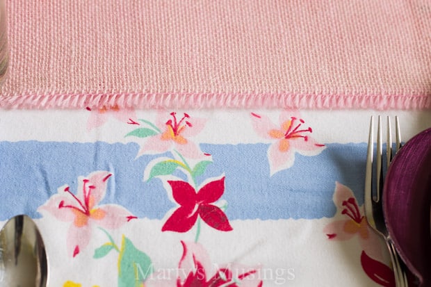 Toalha de mesa e flor