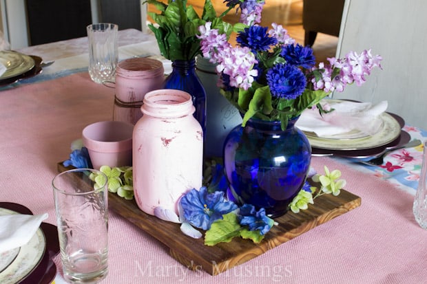 Um vaso de flores sobre uma mesa