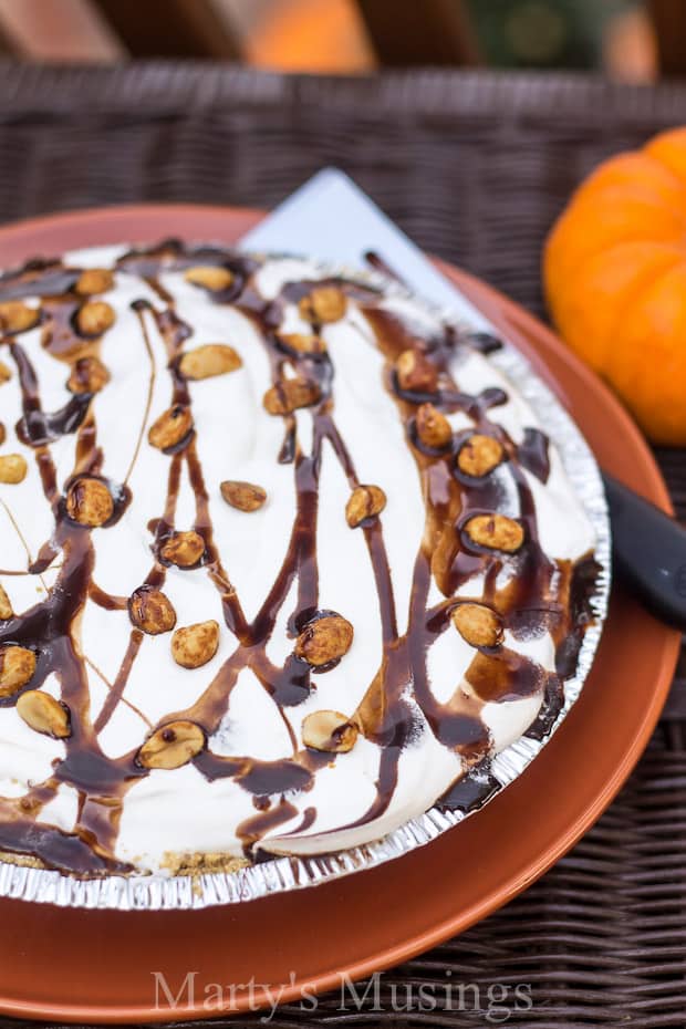 Um grande bolo de chocolate em um prato, com torta e Ação de Graças