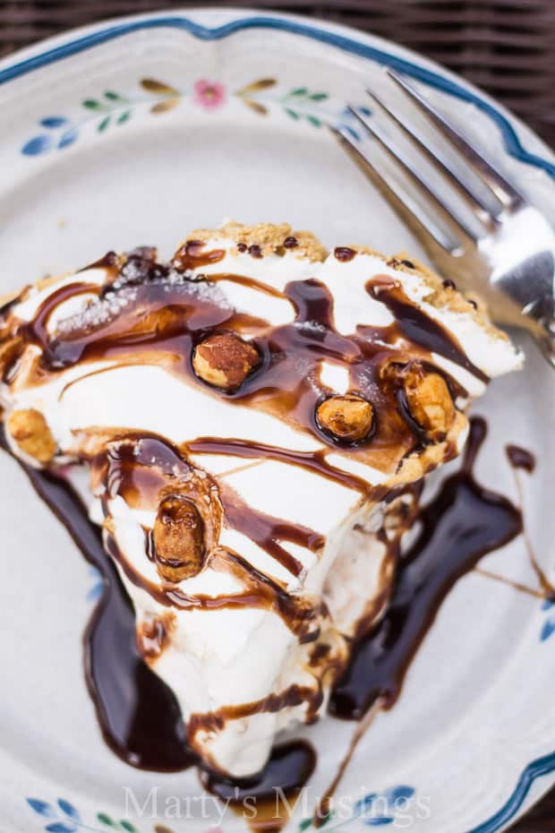 Um pedaço de bolo de chocolate em um prato, com gelo