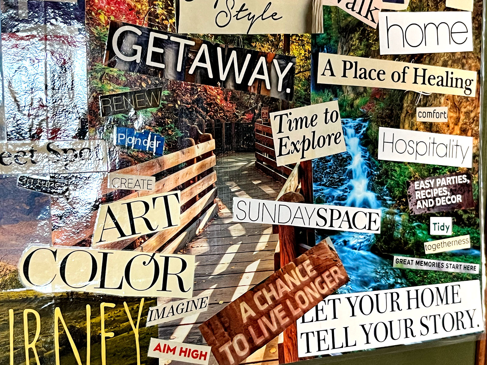 Uma visão detalhada de um mural de visão feito com recortes de revistas, com texto em negrito e imagens coloridas brilhantes.