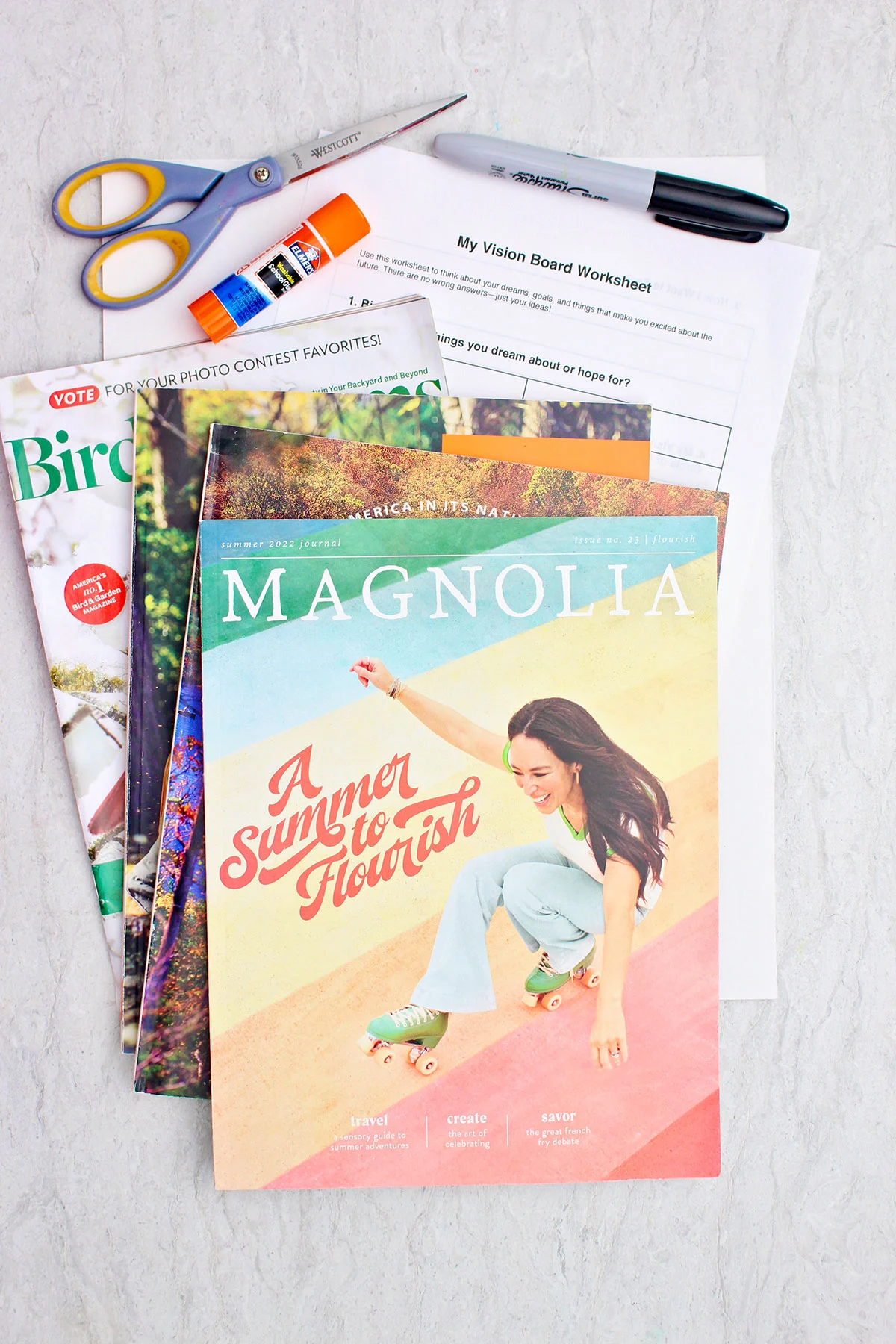 Revistas, tesouras, cola e marcador.