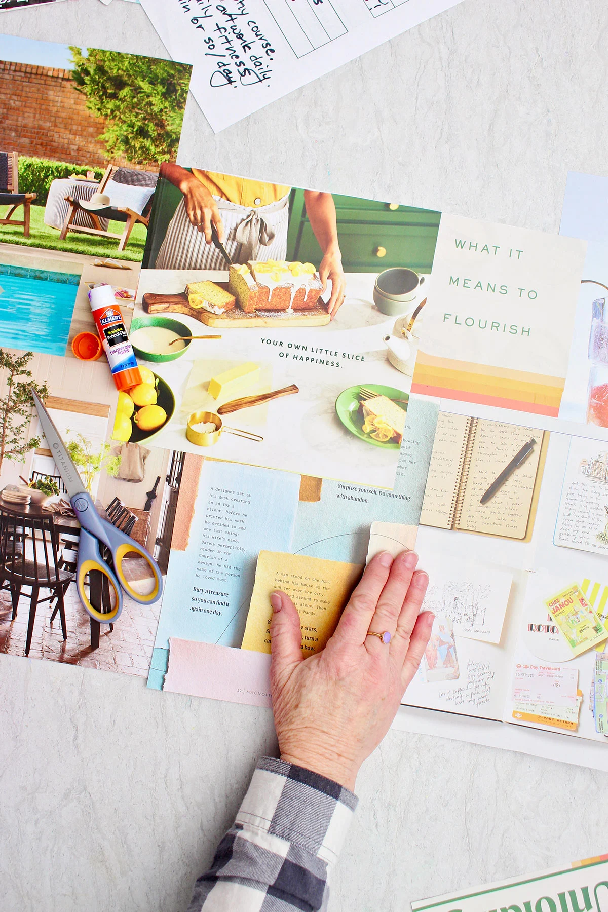 Uma pessoa organizando algumas ideias e recortes de revistas para seu quadro de visão.