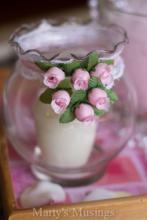 Um close de um vaso de vidro cheio de flores rosas, com Casa e Festas