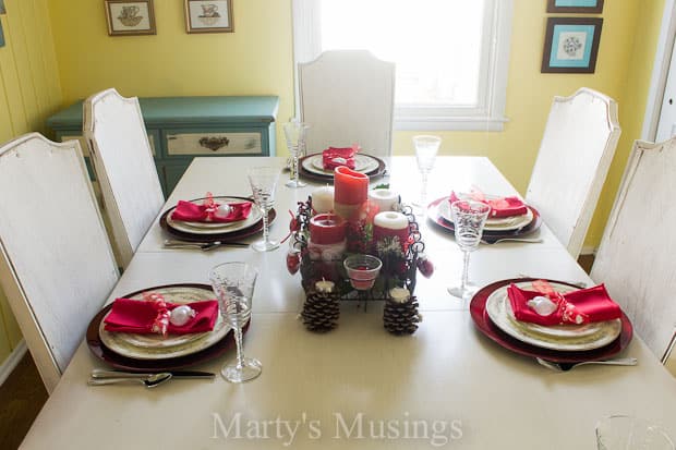 Uma mesa coberta com pratos de comida em um prato, com Dia dos Namorados e Sala