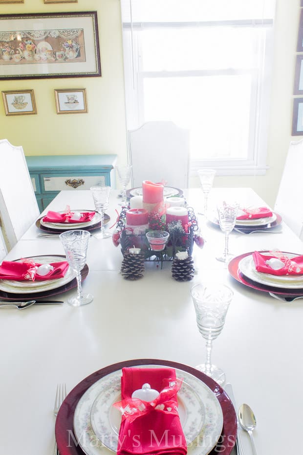 Uma mesa de jantar com um bolo em um prato, com Dia dos Namorados e Aniversário