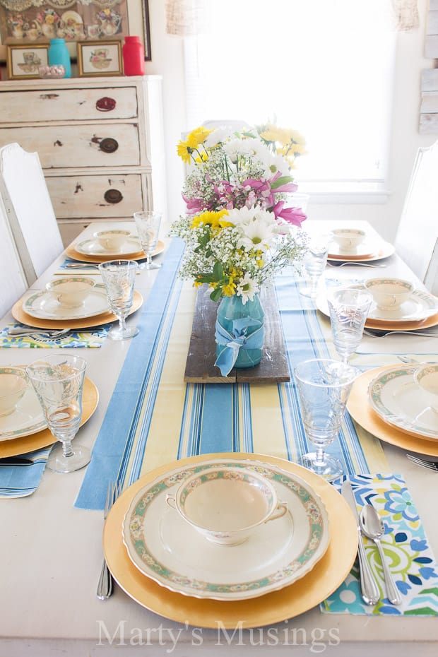Um prato de comida sobre uma mesa, com azul e amarelo