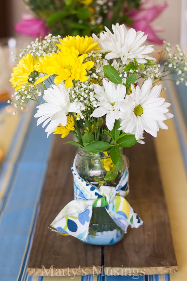 Um buquê de flores em um vaso sobre uma mesa