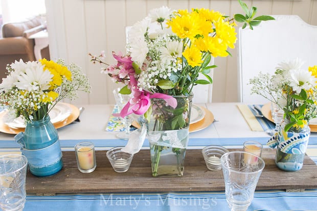 Um vaso de flores sobre uma mesa