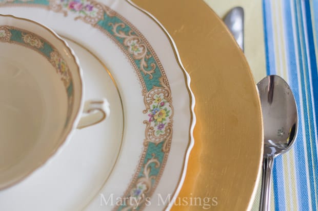 Um prato com garfo e faca, com mesa e azul