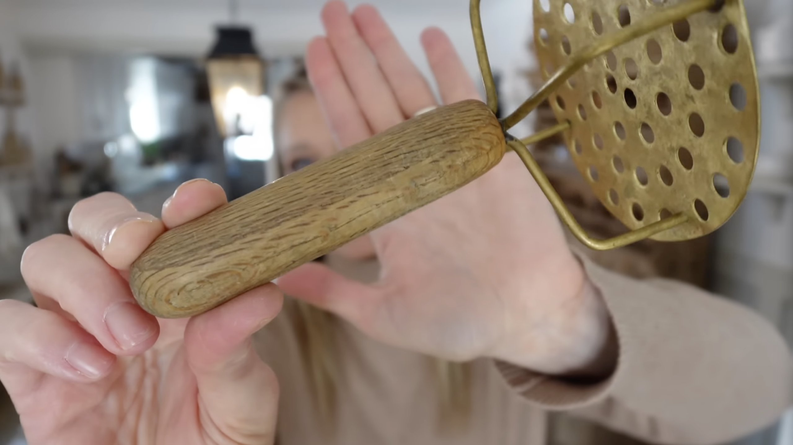 Como comprar em lojas de antiguidades por ferramentas de cozinha vintage