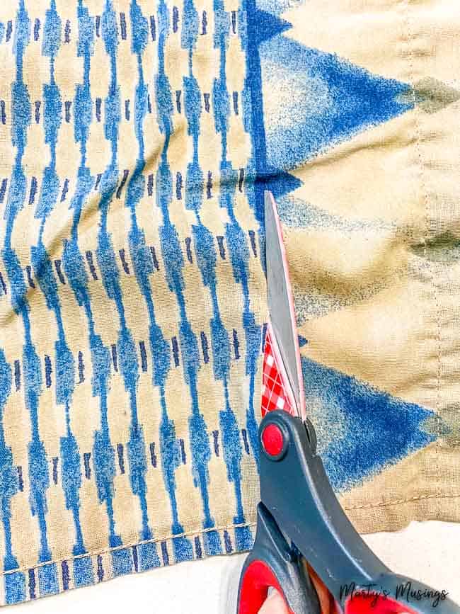 use a tesoura para cortar uma toalha vintage azul e marrom