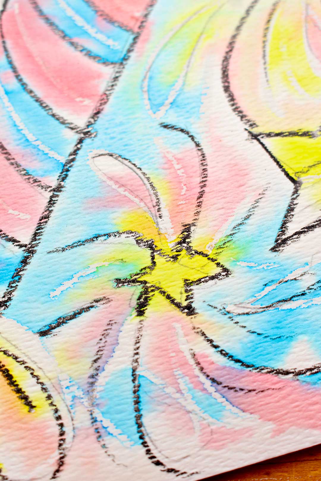 Close-up completo de uma estrela na pintura de resistência em aquarela com giz de cera.