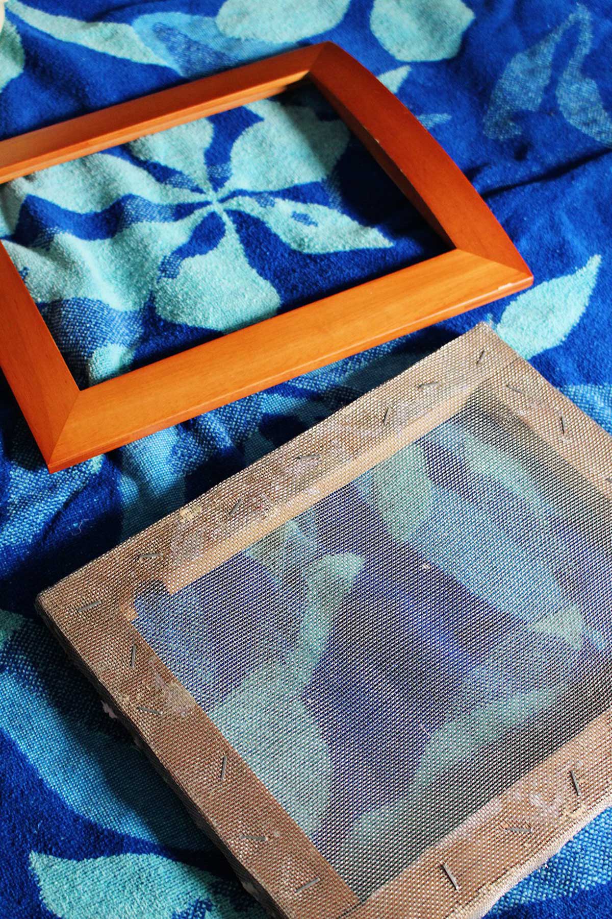 Molduras com malha grampeadas como um molde e deckle DIY.