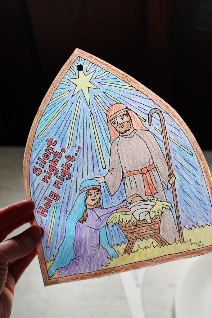 Decoração de janela da página para colorir Silent Night Christmas pronta com luz brilhando através.