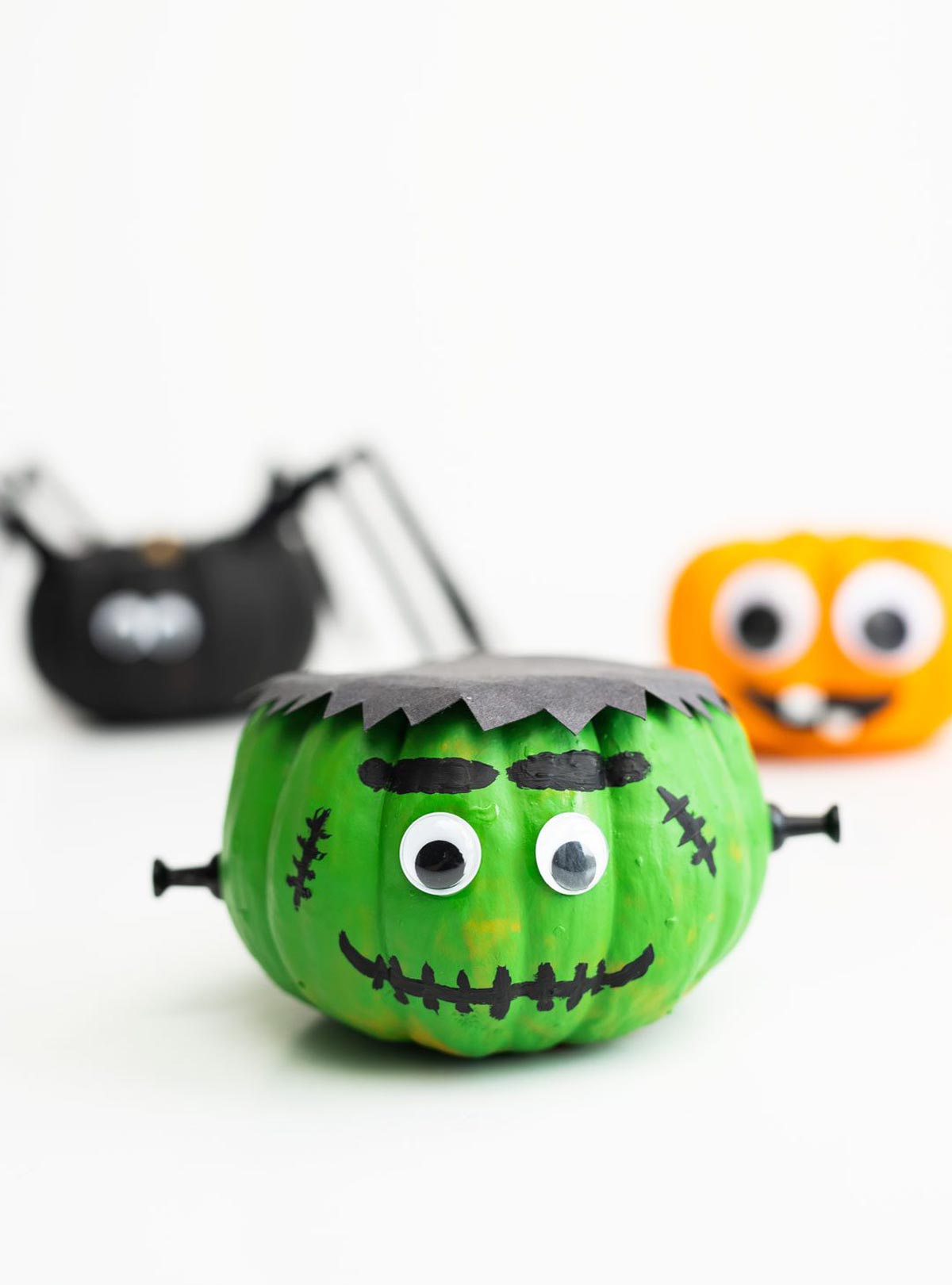Frankenstein mini abóbora, abóbora com rosto engraçado, abóbora com aranha.