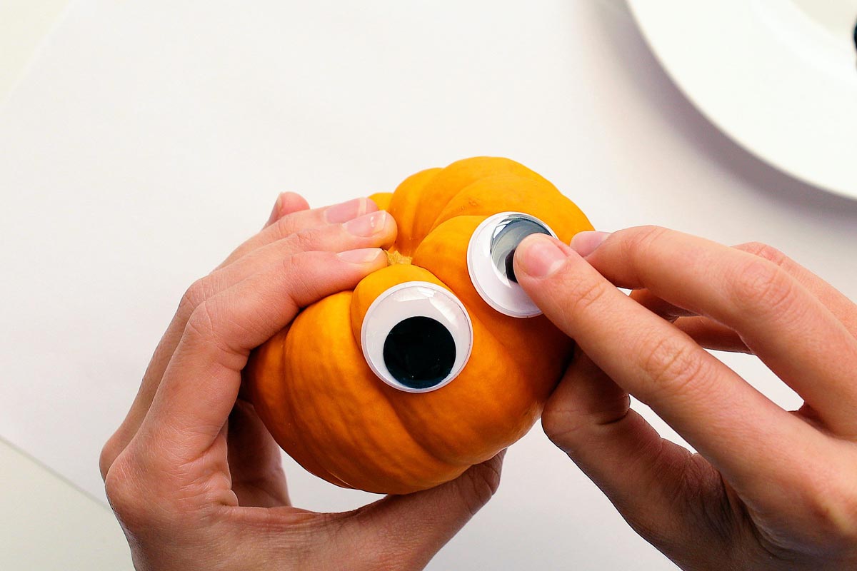 Adicionando olhos móveis a uma mini abóbora.