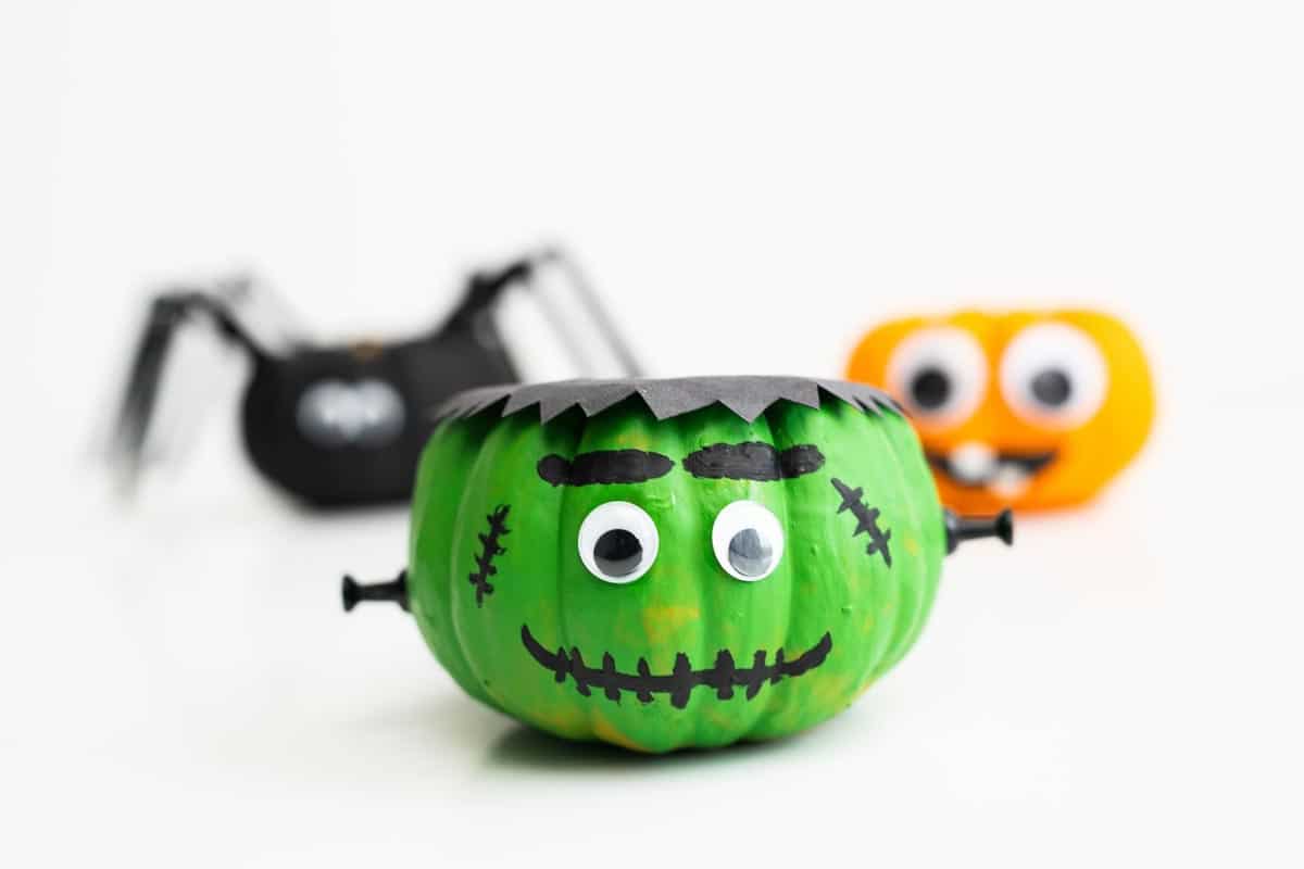 Mini abóbora do Frankenstein, abóbora com cara engraçada, abóbora de aranha.