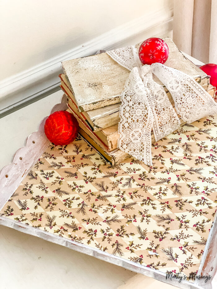 Bandeja caiada com papel de Natal