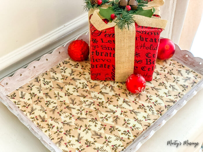 Bandeja de madeira caiada com decoração de Natal
