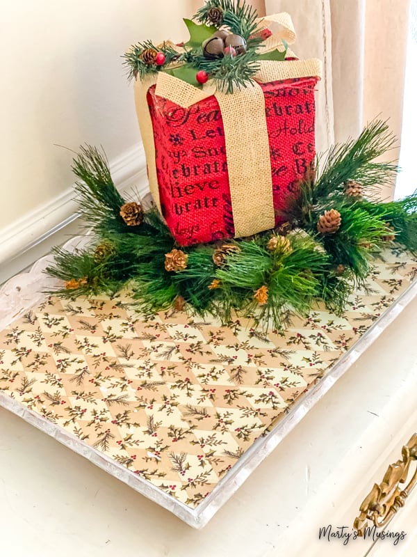 Bandeja de madeira com papel de scrapbook e elementos de Natal