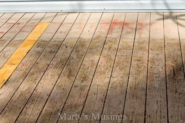 Um piso de madeira