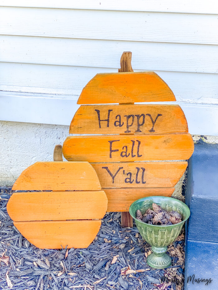 Abóbora grande com happy fall y'all e abóbora pequena sem letras
