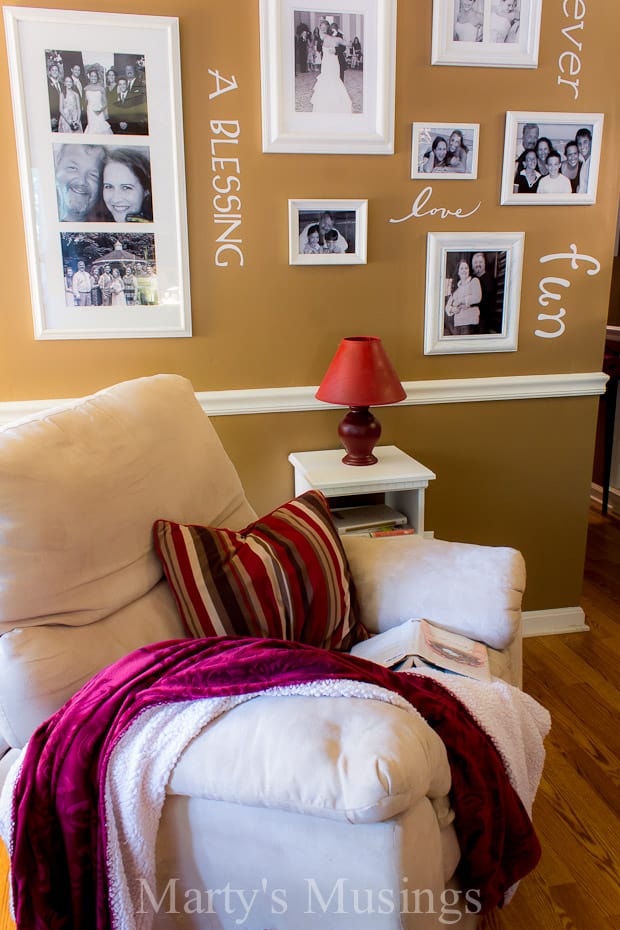 Um quarto com uma cama e uma escrivaninha