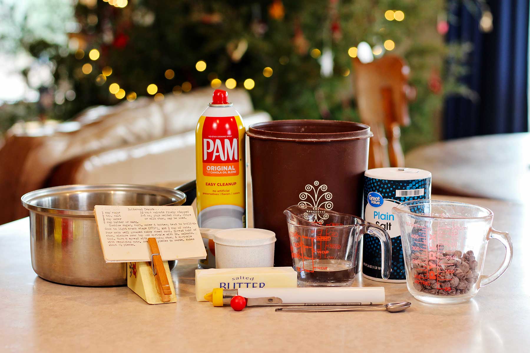 Ingredientes para tâfee inglês em frente à árvore de Natal.