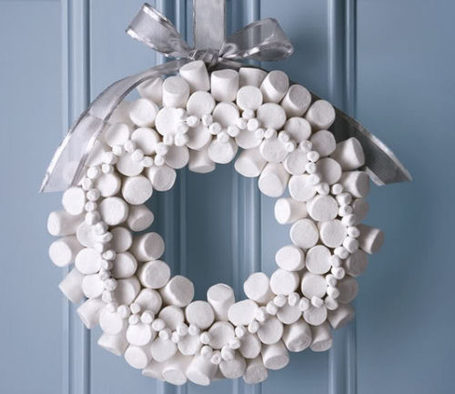 Guirlanda de Marshmallow do foodnetwork.com em uma porta azul clara.