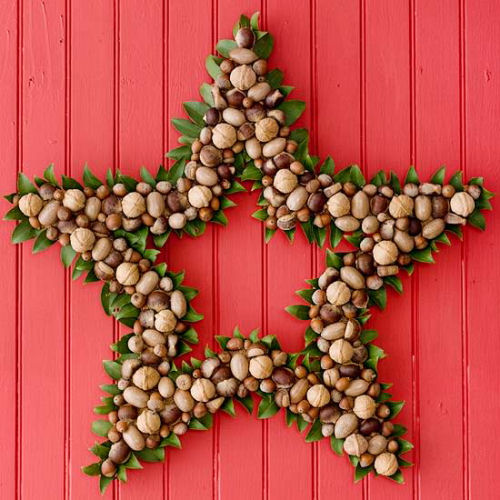 Guirlanda de Natal em Forma de Estrela da bhg.com em uma parede vermelha.