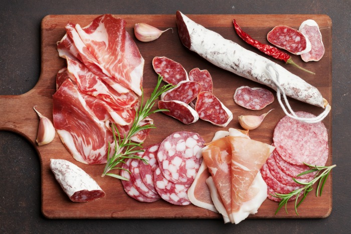 Tenha uma variedade de carnes curadas fatiadas bem fininhas para um tabuleiro de antipasto.