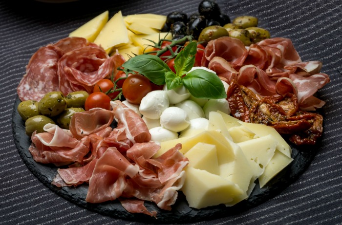 Tabuleiro de antipasti com carne e queijo.