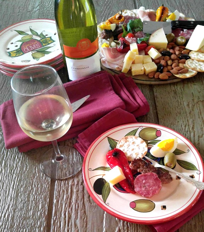 Antipasto servido em pratos especiais de aperitivo com vinho