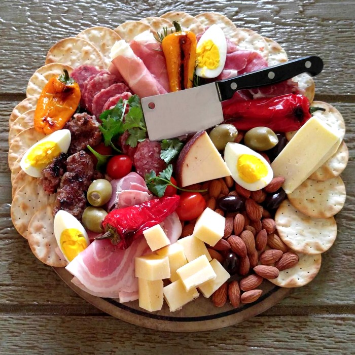 Tabuleiro de antipasto com carnes e queijos especiais e faca